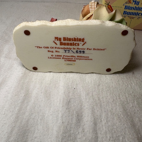 My Blushing Bunnies "The Gift Of Friendship Is Never Far Behind" Figurine#178640 - Picture 6 of 6